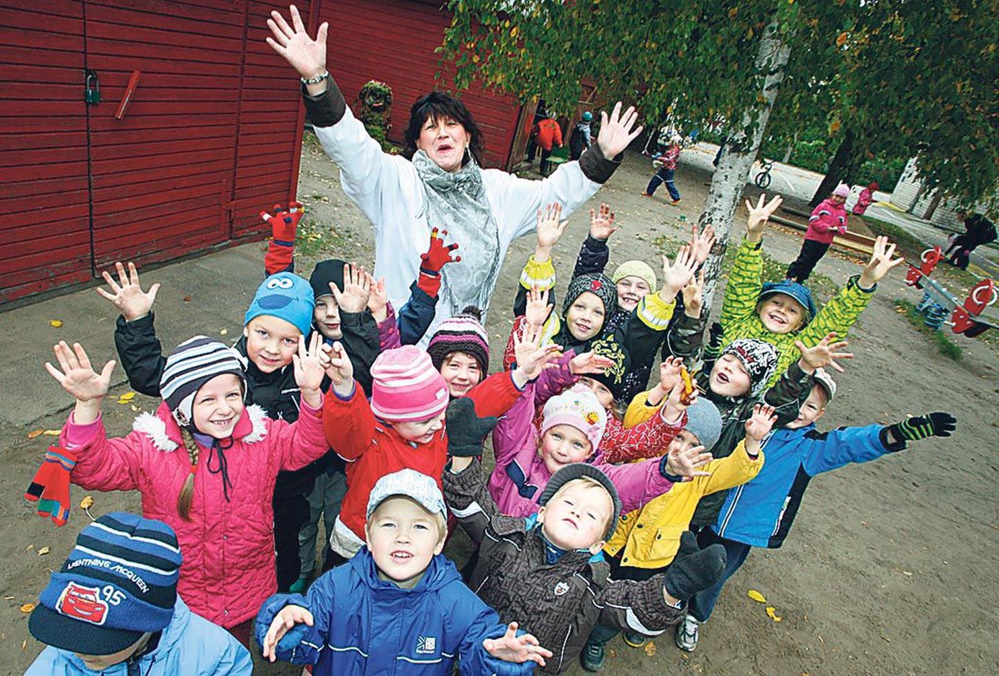 Nii nagu õpetaja Margit Tõhk ees, nii Pärnu Kesklinna lasteaia Metstötsi rühma poisid-tüdrukud järel – alati reipad ja rõõmsameelsed.