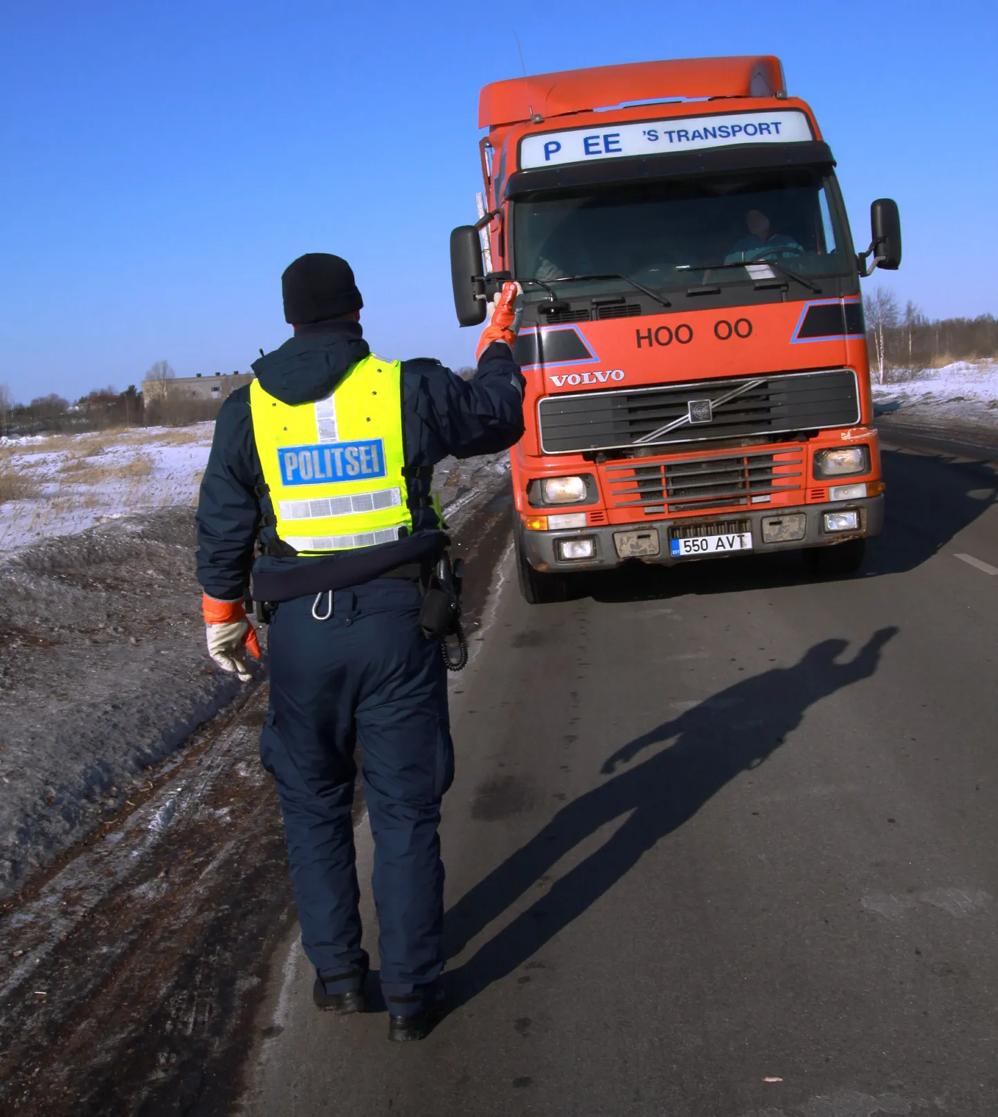 Politsei veokit kontrollimas.
