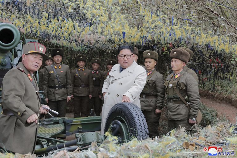 Kim Jong-un 25. novembril Changrin-do saare sõjaväebaasis.