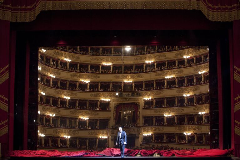 La Scala uues «Don Goivanni» lavastuses ilmub eesriide tagant nähtvale kogu lava kattev lainetav peegelpind – sundides publikut omaenese minaga silmitsi seisma, et enne kui käsi Don Giovanni suunas kivi lendu laseb, endalt küsida: olen mina patust prii?