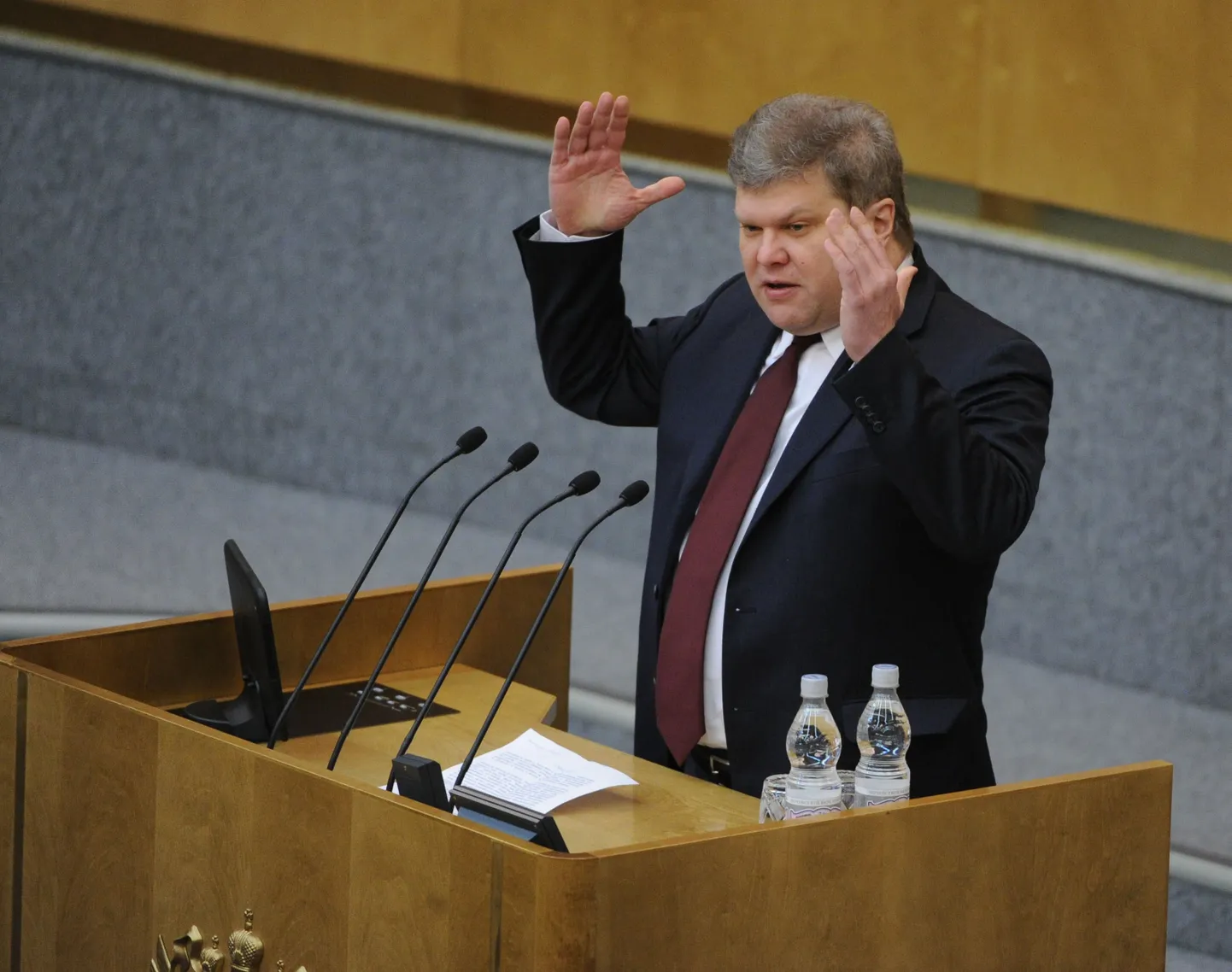 Sergei Mitrohhin riigiduuma kõnetoolis