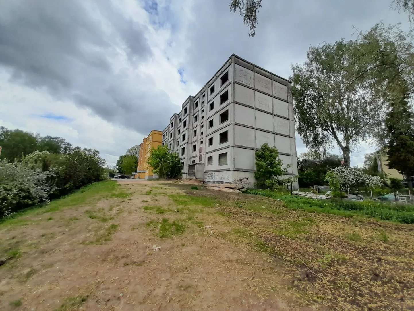 Valgas läheb lammutamisele Tähe 31a asuv tühjalt seisev paneelmaja.