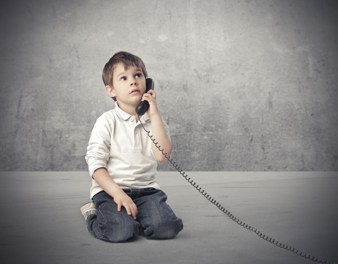 Lasteabi telefonil helistavad end kodus üksikuna tundvad lapsed kui ka sõprade pärast mures koolijütsid.