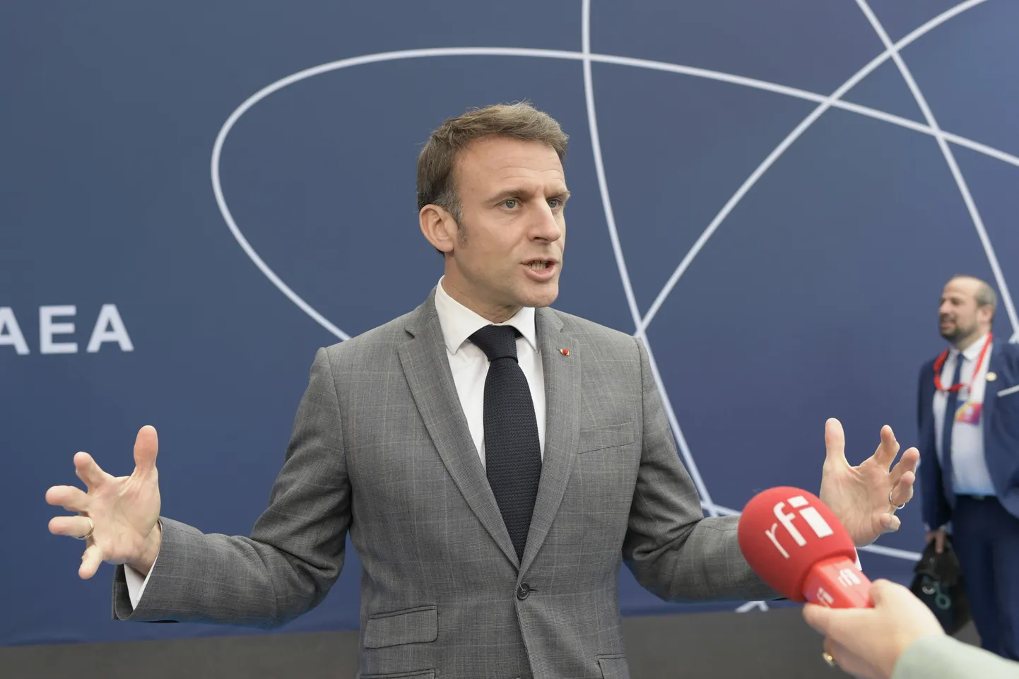 Tuumaenergia tippkohtumisele Brüsselis saabunud Prantsuse president Emmanuel Macron ajakirjanikega suhtlemas.