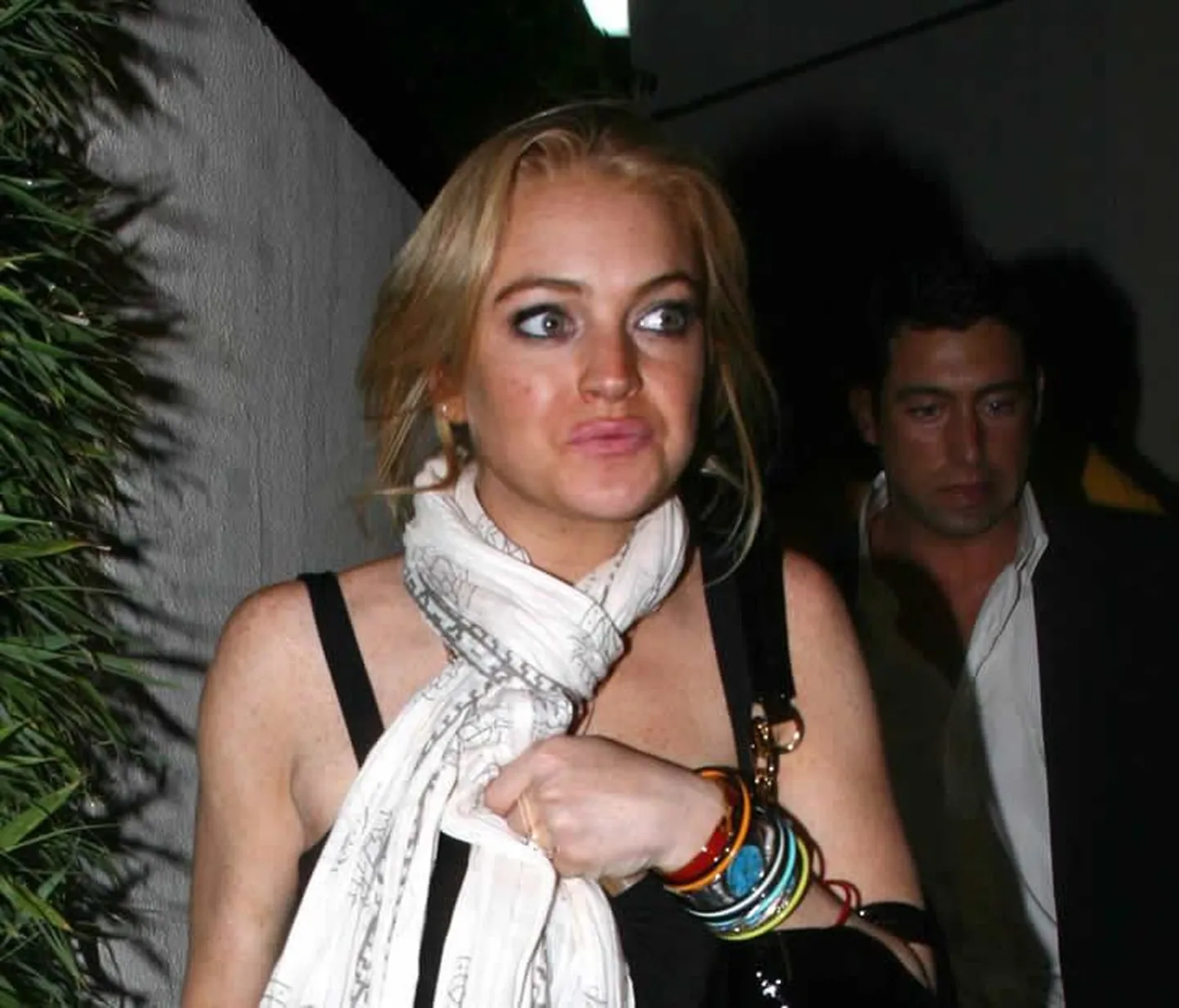 Lindsay Lohan vahetult enne pühapäevahommikust avariid ööklubist väljumas