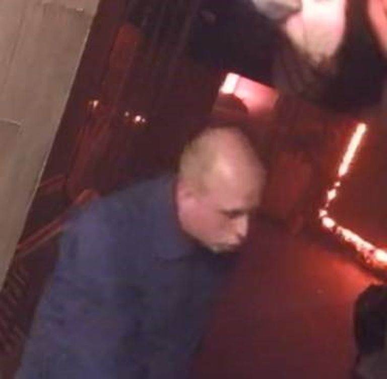Politsei kahtlustab pildil olevat meest noormehe ründamises tänavu 13. juulil Tallinna kesklinnas.