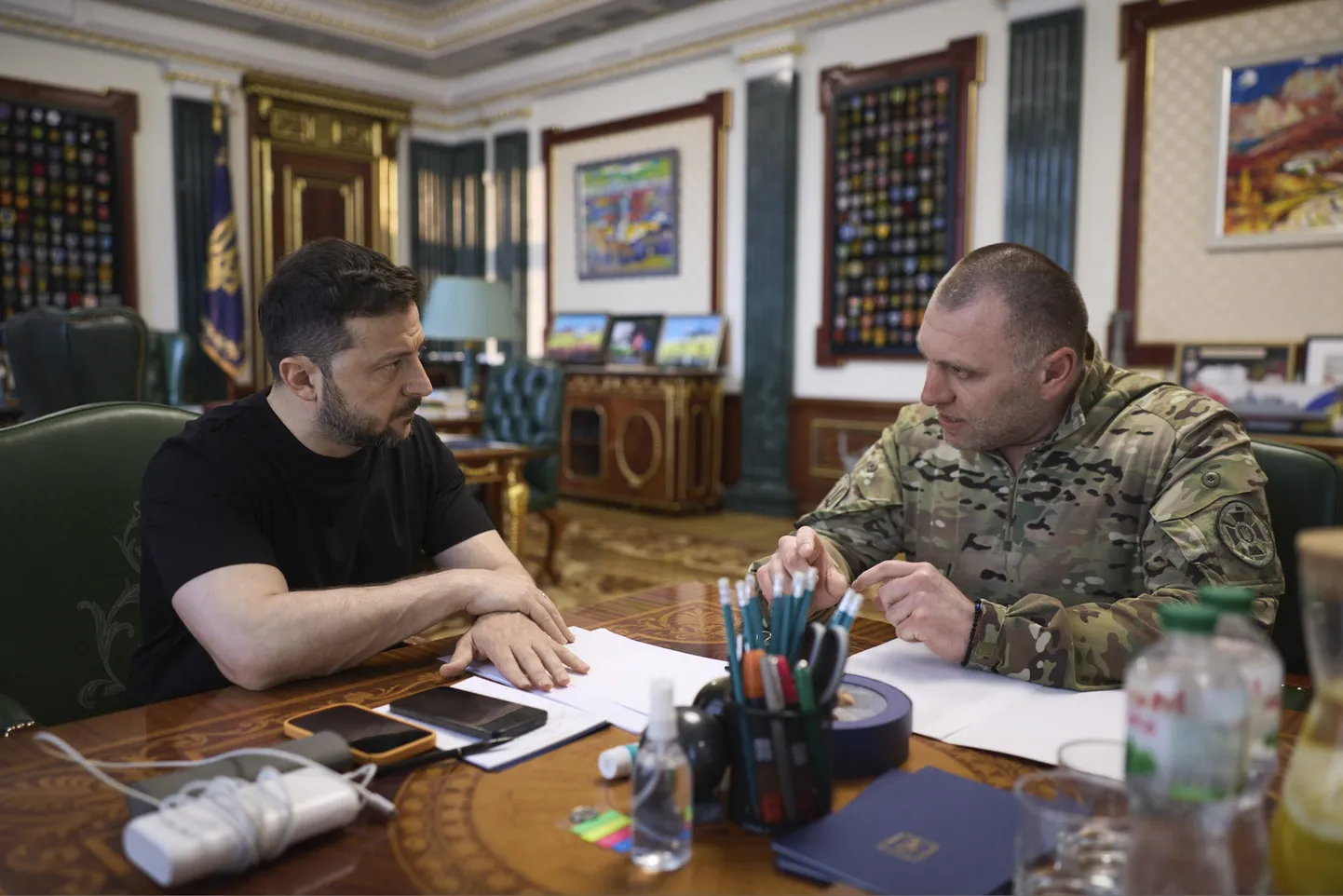 Президент Украины Владимир Зеленский во время разговора с главой Службы безопасности (СБУ) Василием Малюком во время их встречи в Киеве, Украина, 1 июня 2025 года.