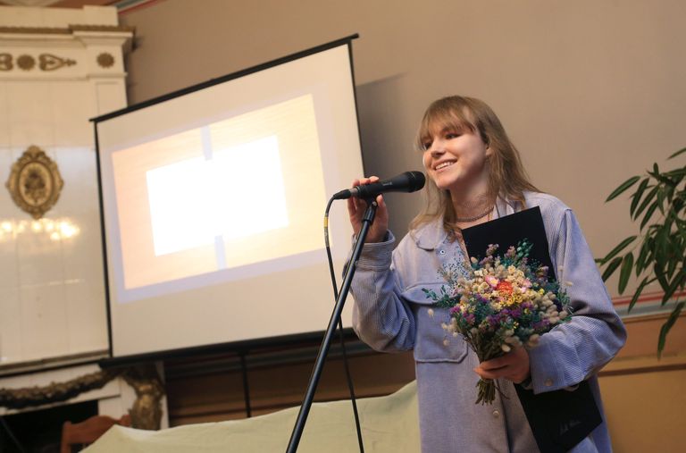 Betti Alveri kirjandusauhinna rahaga käib kaasas tunnistus, aga ka lilled.
