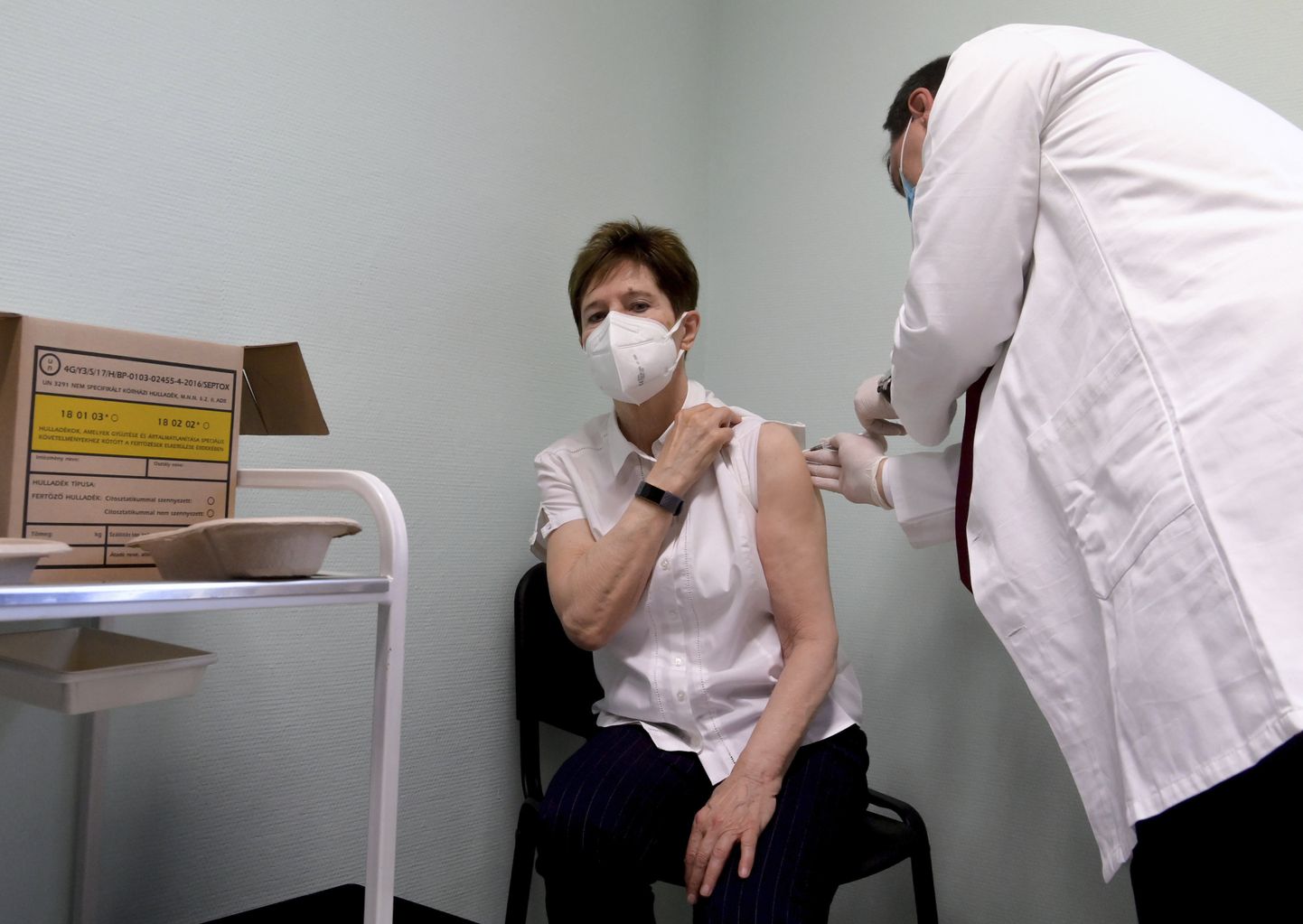 Главная врач Венгрии Адрианна Кертеш получает вакцину от Covid-19 в Центральной больнице Будапешта