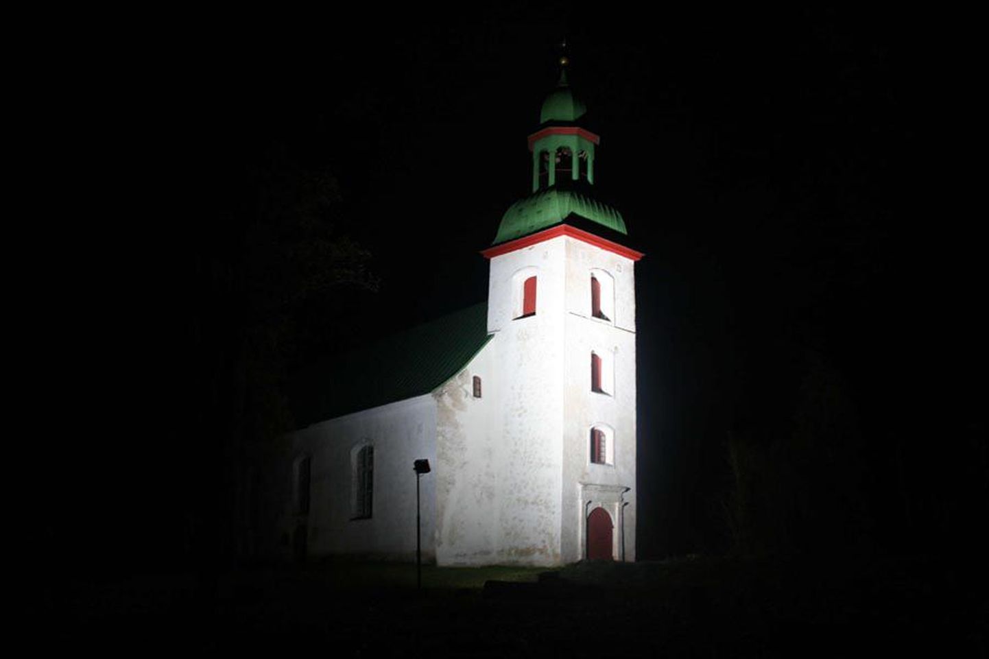 Valgustatud Karksi Peetri kirik.
