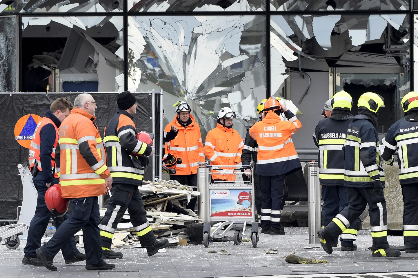 Päästetöötajad Brüsseli Zaventemi lennujaamas