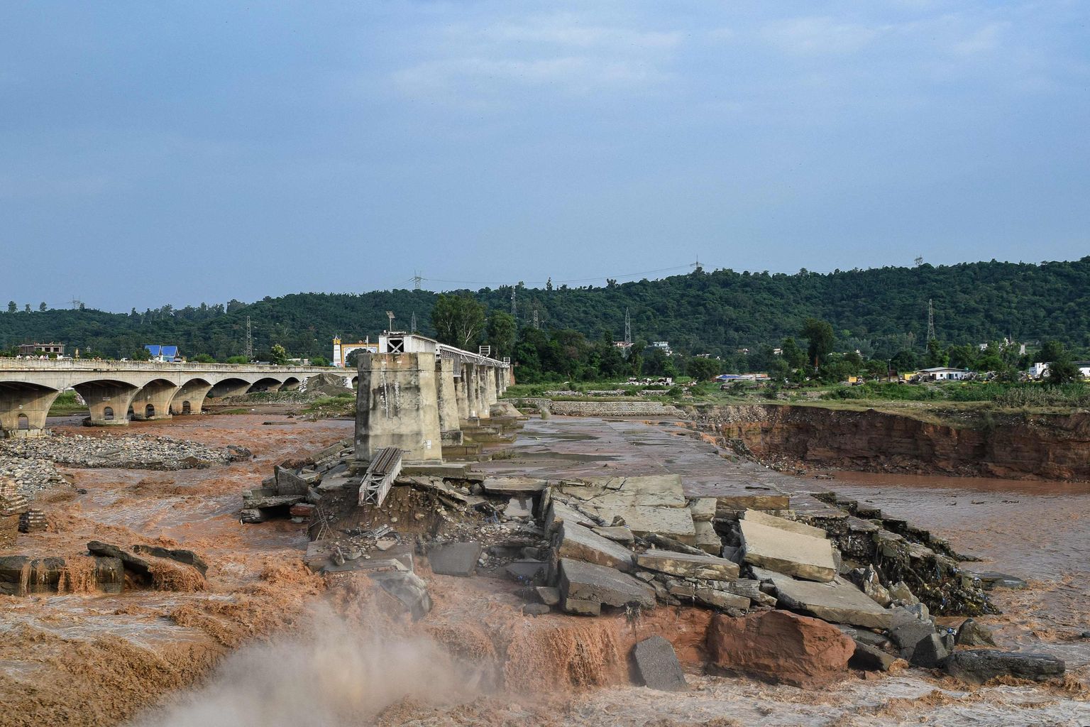 Kangrā, Indijā, spēcīgais lietus sagrāvis tiltu