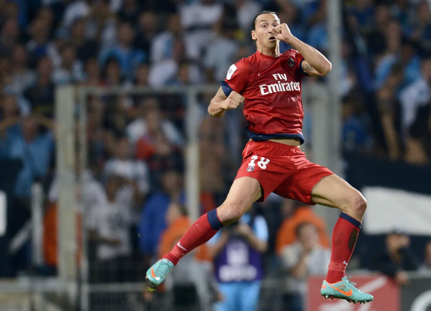Zlatan Ibrahimovic kannaga löödud väravat tähistamas.