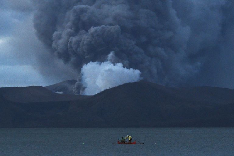 Filipiinidel hakkas purskama Taali vulkaan.
