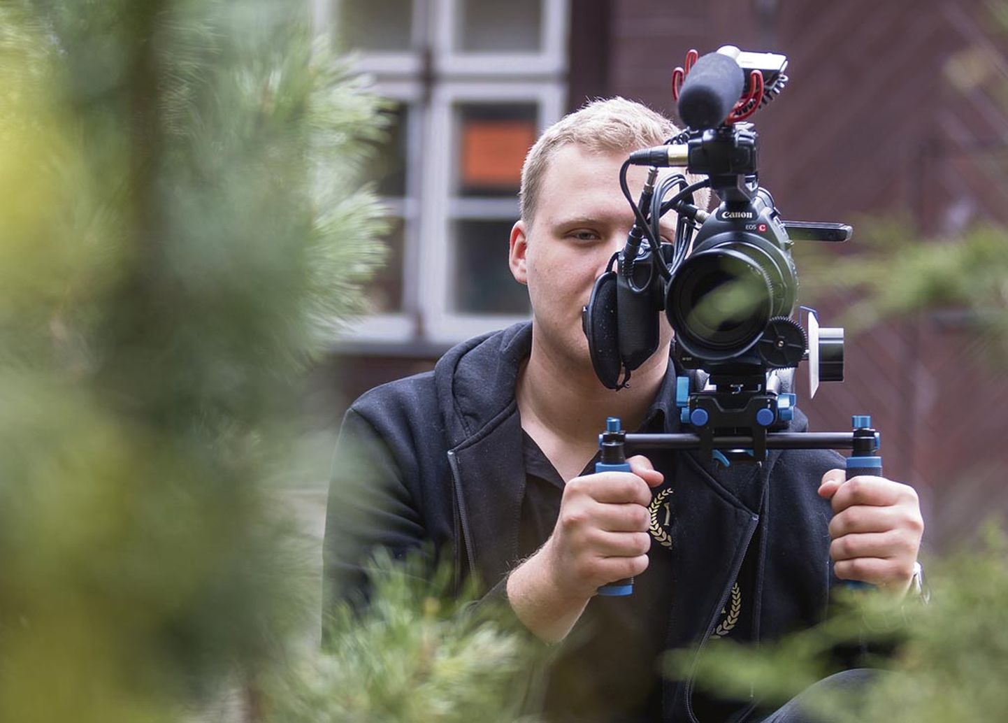 Romet ­Põhako alustas oma videoproduktsioonifirmaga Romulus ­Studios mõni kuu tagasi. Tal on pooleli töö MTÜ Eesti Jahinaistega ja tehtud näidis­klipp Krooni ­Kohvikule.
