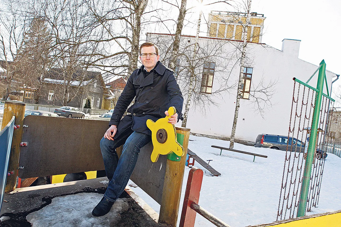 Peetri kooli direktor Tarvo Siilaberg istub Õpetaja tänava mänguväljakul, kus hakkavad mängima Peetri lasteaia lapsed, tulevased Peetri kooli õpilased.
