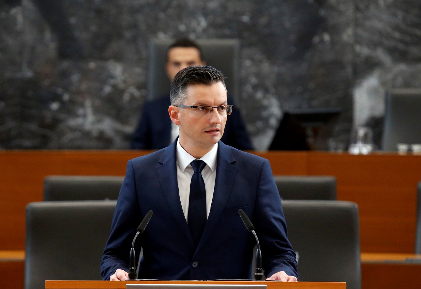 Marjan Šarec kõnelemas täna Sloveenia parlamendi ees pärast riigi peaministriks saamist.
