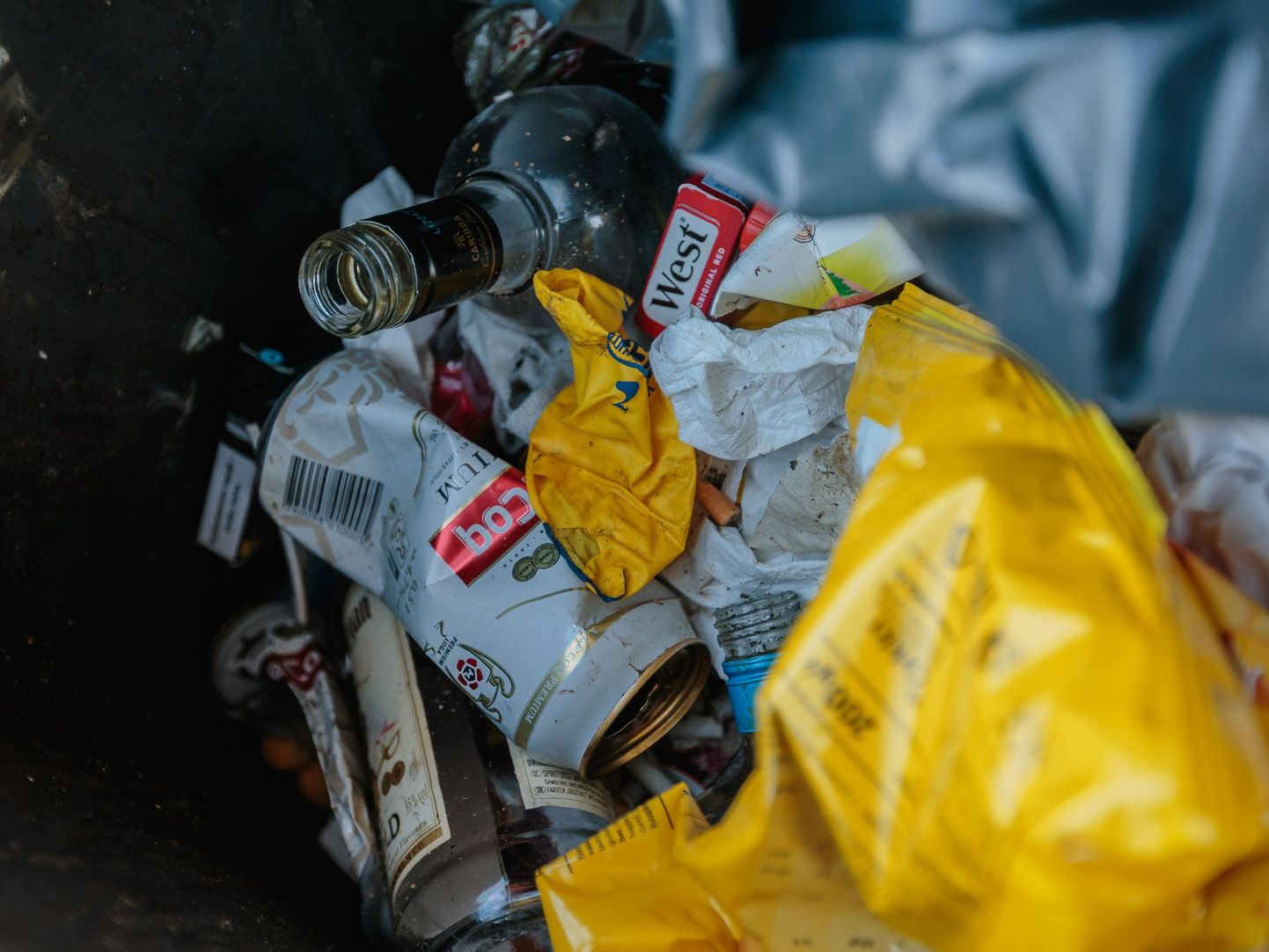 Оставленный гимназистами мусор в Алуояском центре отдыха.