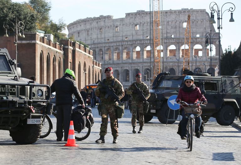 Sõdurid Colosseumi juures. Allikas: ALESSANDRO BIANCHI/REUTERS/Scanpix
