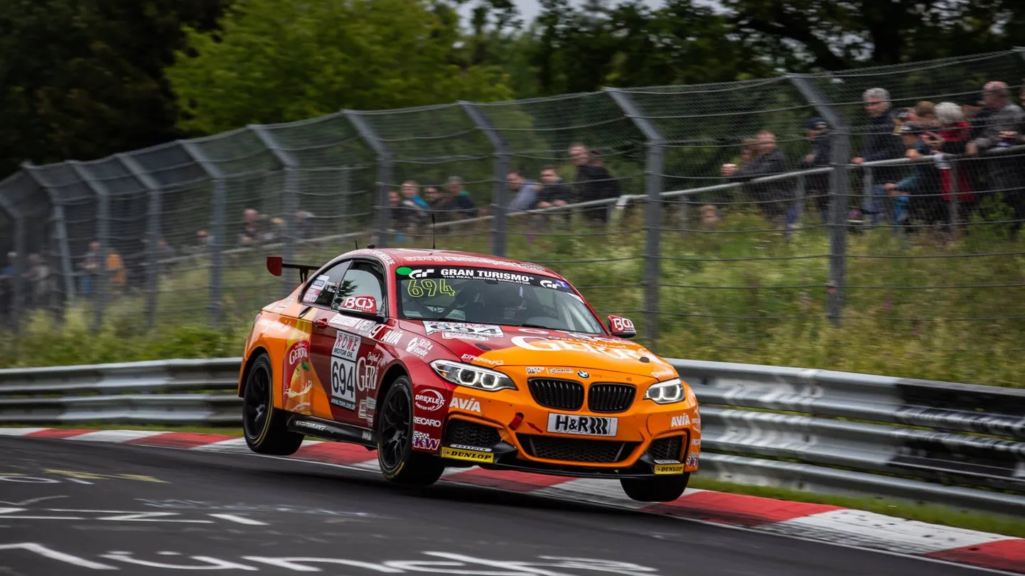 Tristan Viidas sõidab VLNi sarjas BMW M235i-ga.