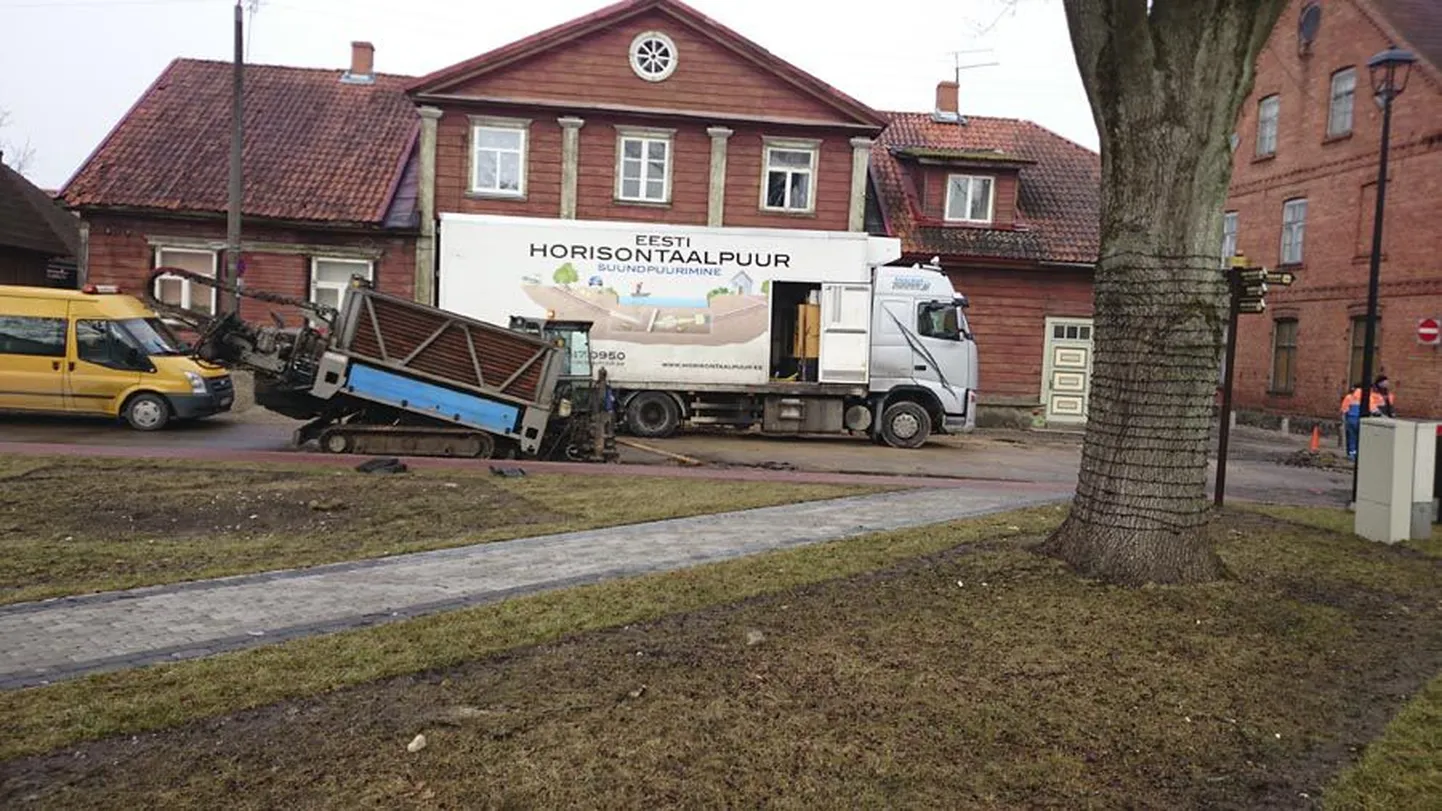 Viljandi vanalinnas torutöid tegev puurimisfirma on sel nädalal tabanud töötavat veetoru kahel korral, sest vanade torude asukohta on kaartidelt keeruline leida. Puurimine jätkub veel mõnda aega.