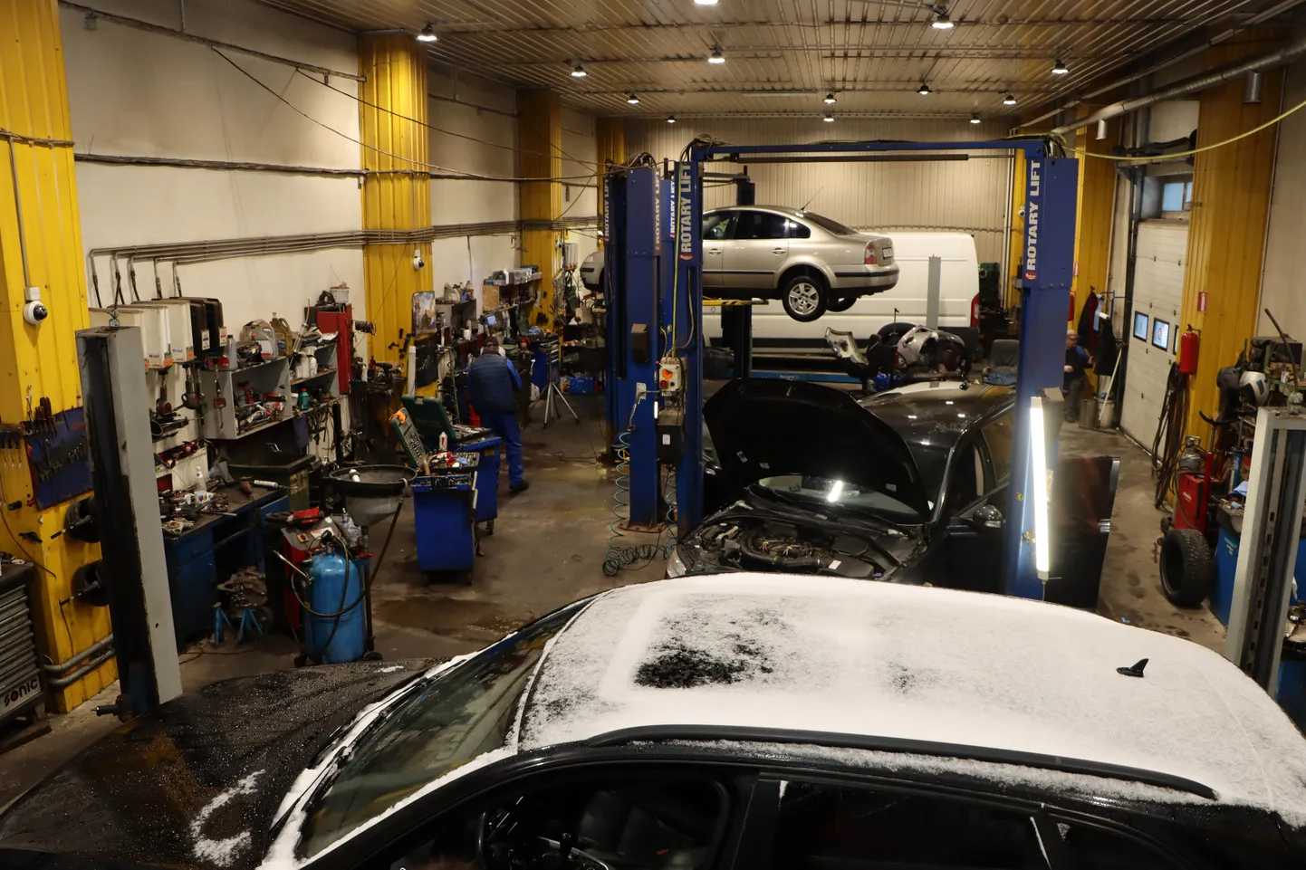 TÜ Autohall on üks neist Jõhvis kahel pool Tartu maanteed tegutsevatest firmadest, kes peavad kevadeks uue "veeallika" leidma.