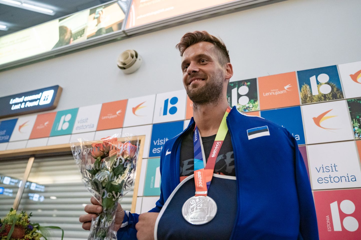 Doha kergejõustiku MMil odaviskes hõbemedali võitnud Magnus Kirt jõudis tagasi kodumaale.