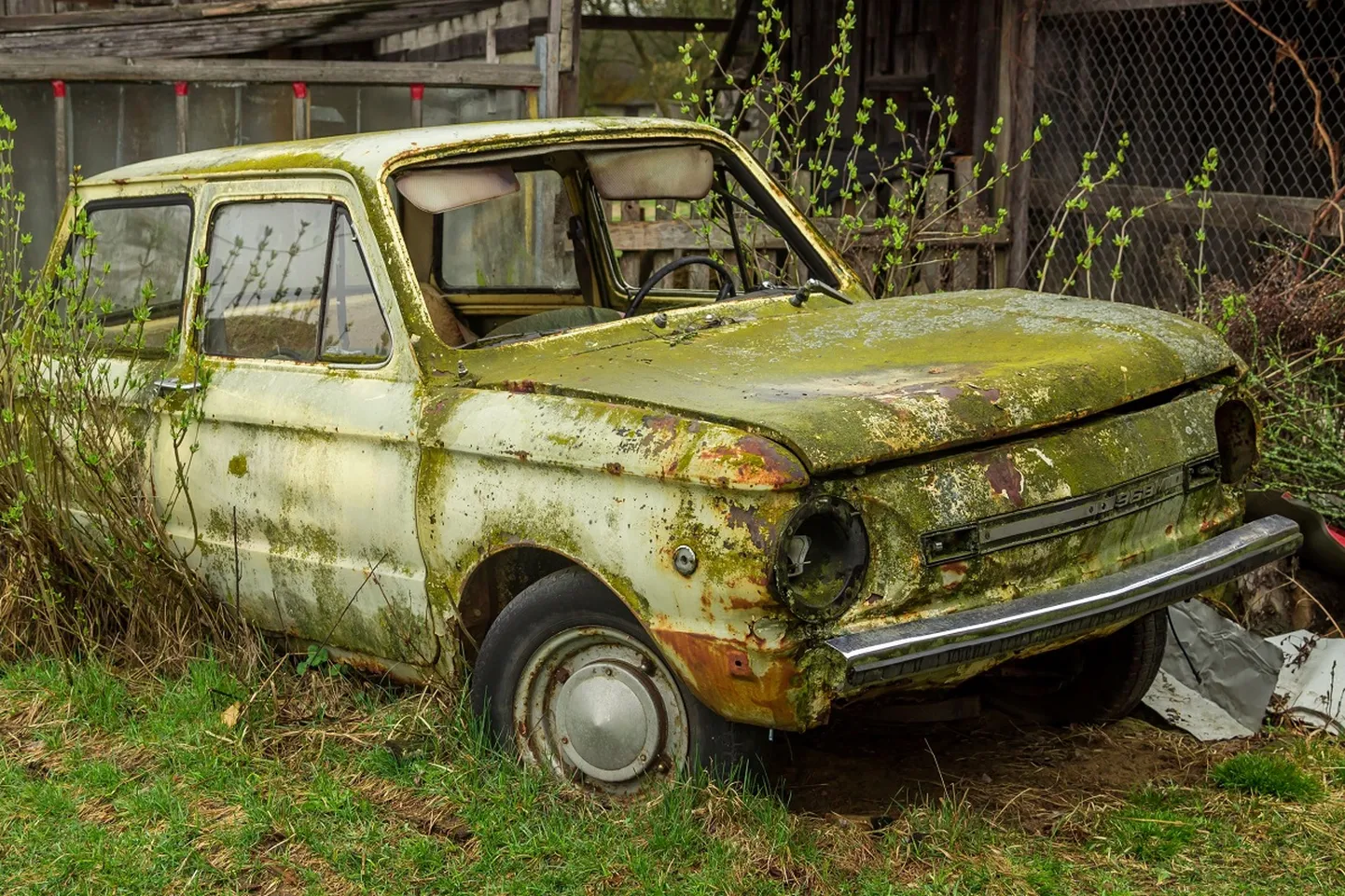 Liiklusregistri mitteaktiivses osas on hetkel 190 183 sõiduautot, millest 104 108 sõiduautot ei ole käinud vähemalt seitse aastat ülevaatusel.