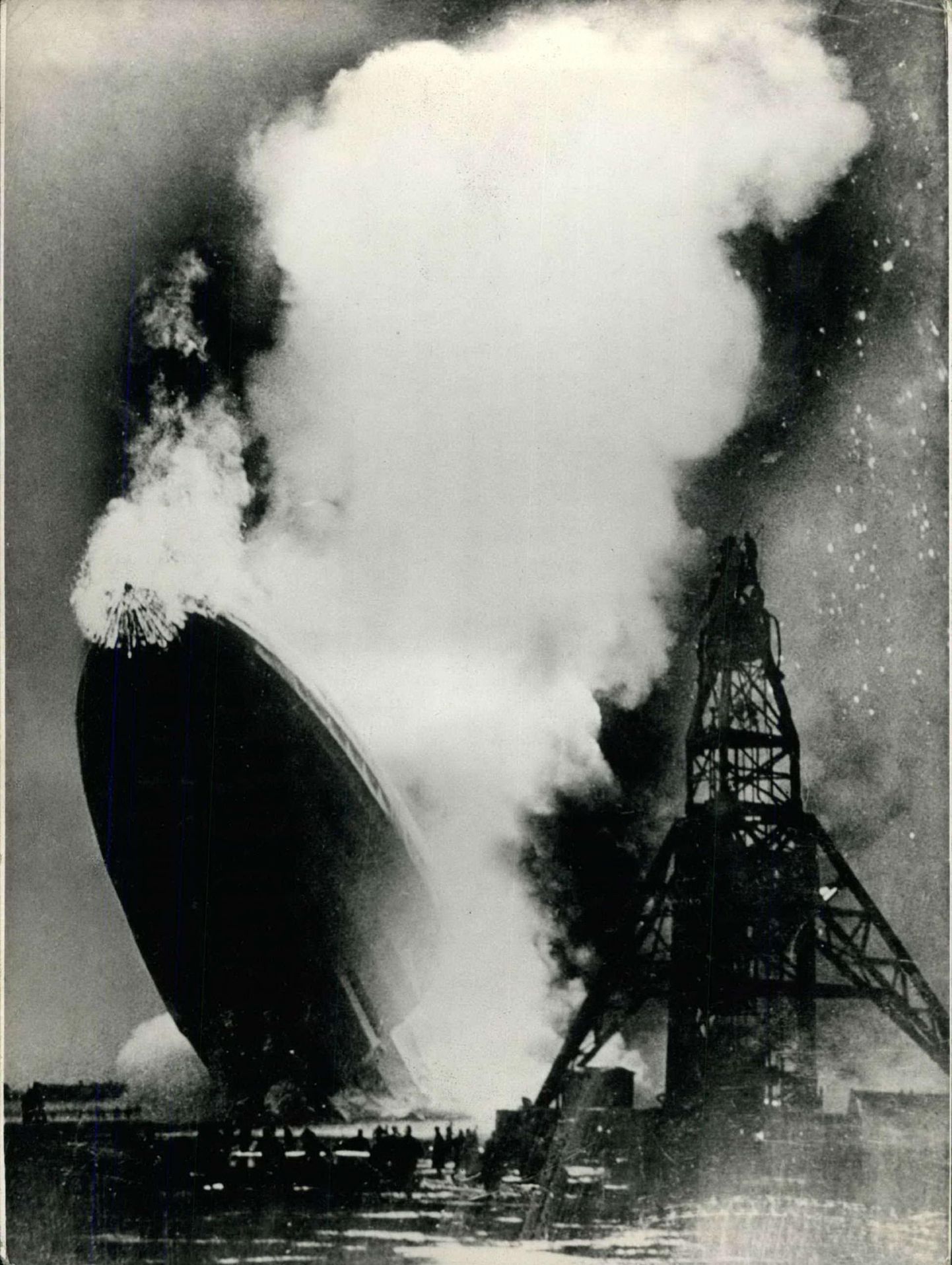 6. mail 1937 süttis New Jerseys Saksa õhulaev LZ 129 Hindenburg. See sündmus lõpetas õhureiside vesinikajastu ja vermis inimeste teadvusse vesinikuhirmu. Tegelikult ei toimunud vesinikuplahvatust, vaid õhulaev süttis staatilise elektrilaengu poolt põlema pandud katteriidest. 