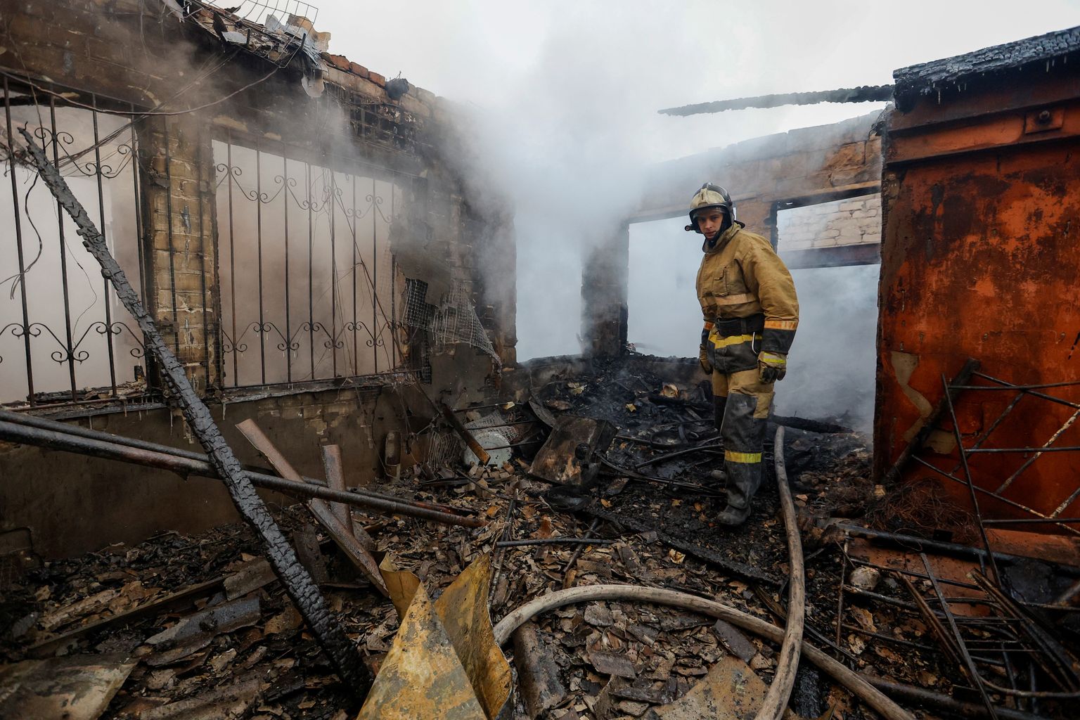 Tuletõrje likvideerimas Donetskis raketirünnaku tagajärgi, 5. detsember 2022.