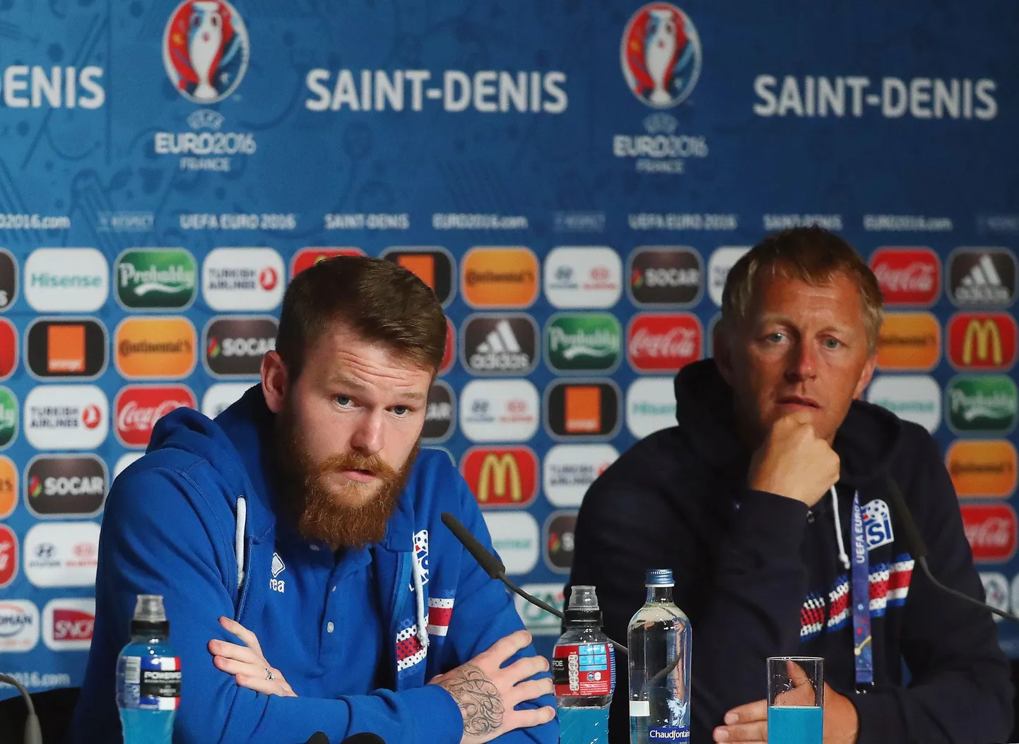 Islandi jalgpallikoondise kapten Aron Gunnarsson (vasakul) ja treener Heimir Hallgrimsson.