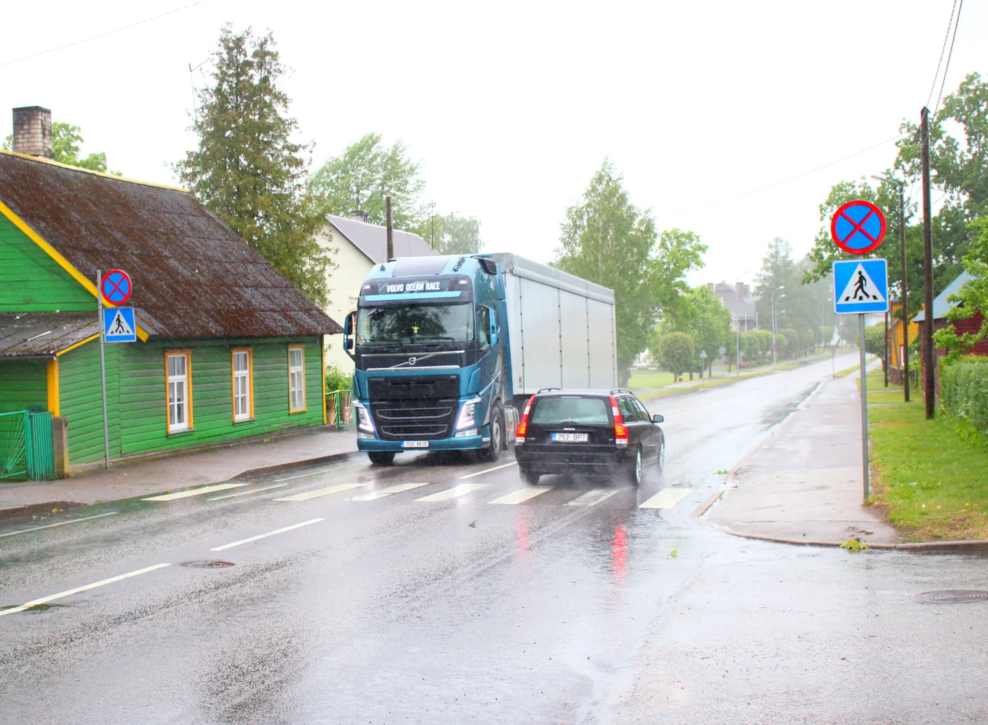 Tõrvas Kirik-kammersaali kõrval paiknev ülekäigurada, kus liiklusõnnetus aset leidis.