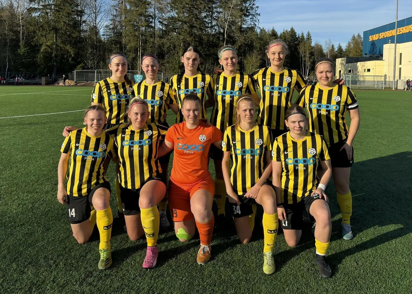 FC Lootose jalgpallinaiskond.