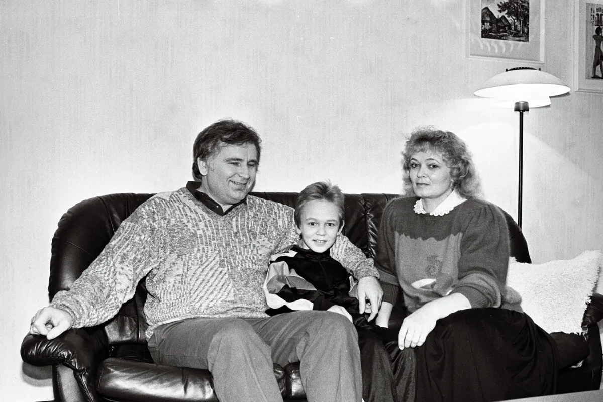 Tiit Vähi 1992. aasta veebruaris värske Eesti peaministrina oma kodus koos abikaasa Raine-Lea ja poja Ronaldiga. Foto: Erik Prozes / Eesti Filmiarhiiv