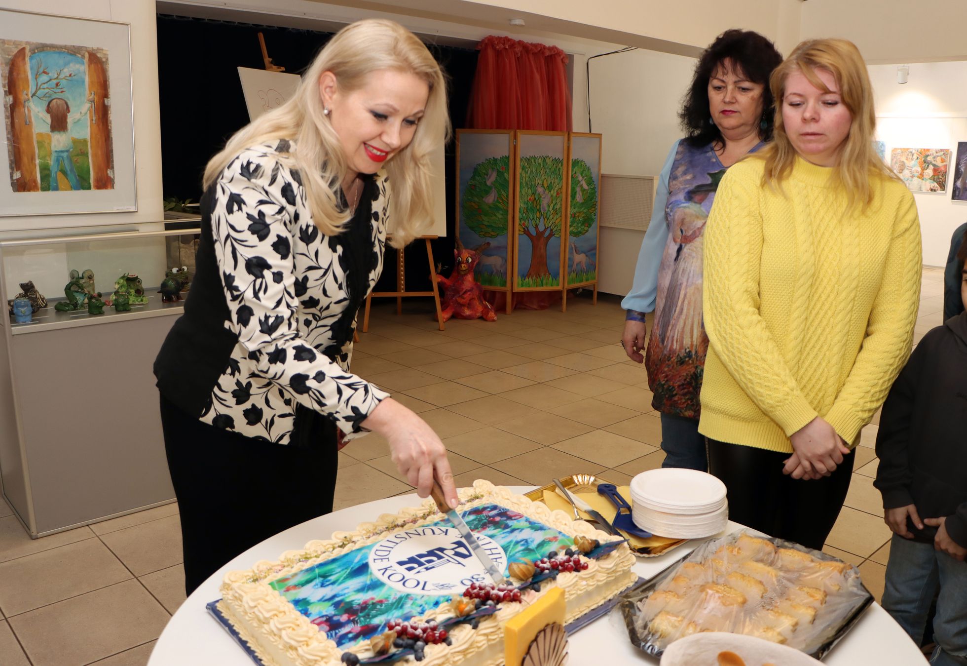 Яна Унт разрезала первый юбилейный торт, но главный праздник еще впереди.
