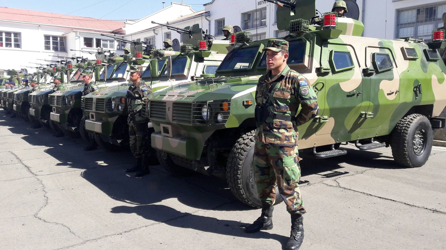 Boliivia sõdurid uute soomusmasinate kõrval.