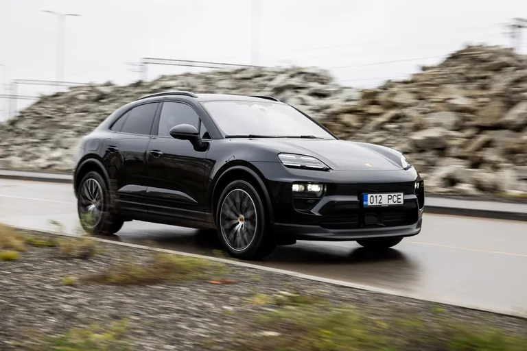Elektriauto püsib vaikselt teel ja hakkab maanteel hoiatama, kui liiga teeservale lähened. Linnas muidugi võis ka ilma hoiatamata üle äärekivi sõita.