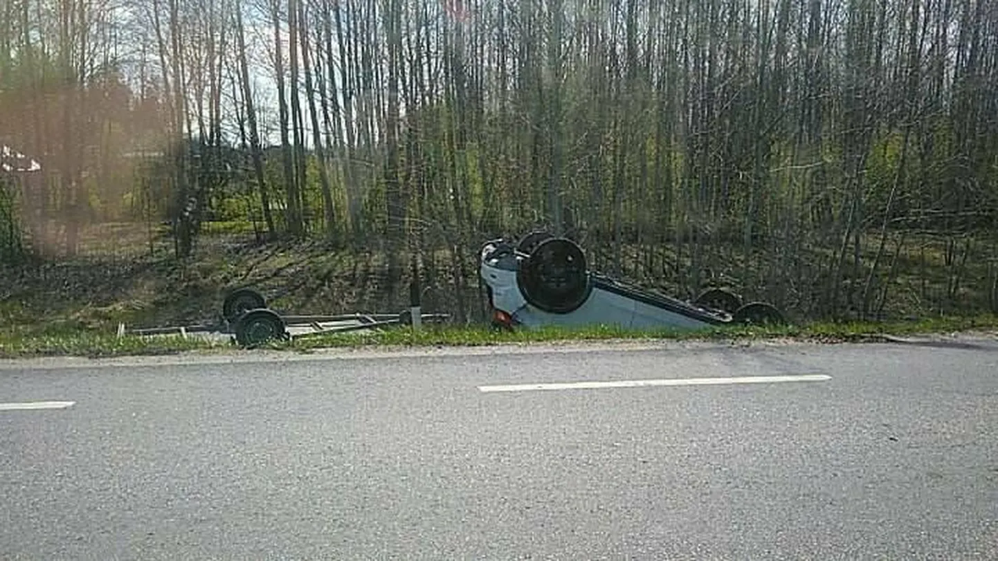 Tori vallas Nurme teel sõitis kraavi haagisega sõiduauto.