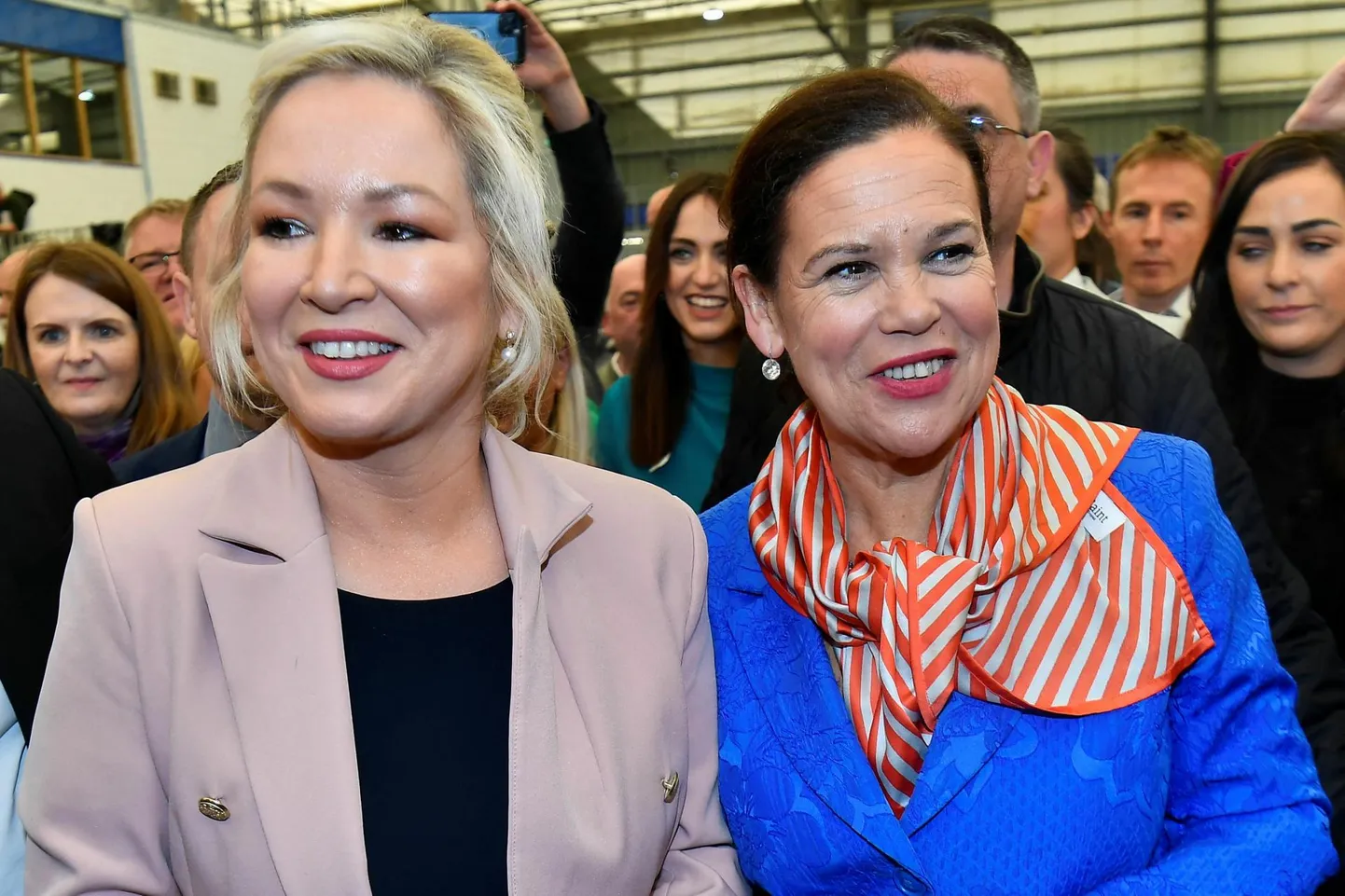 Sinn Féini asejuht Michelle O’Neill ja erakonna liider Mary Louise McDonald rõõmustamas valimisvõidu üle.