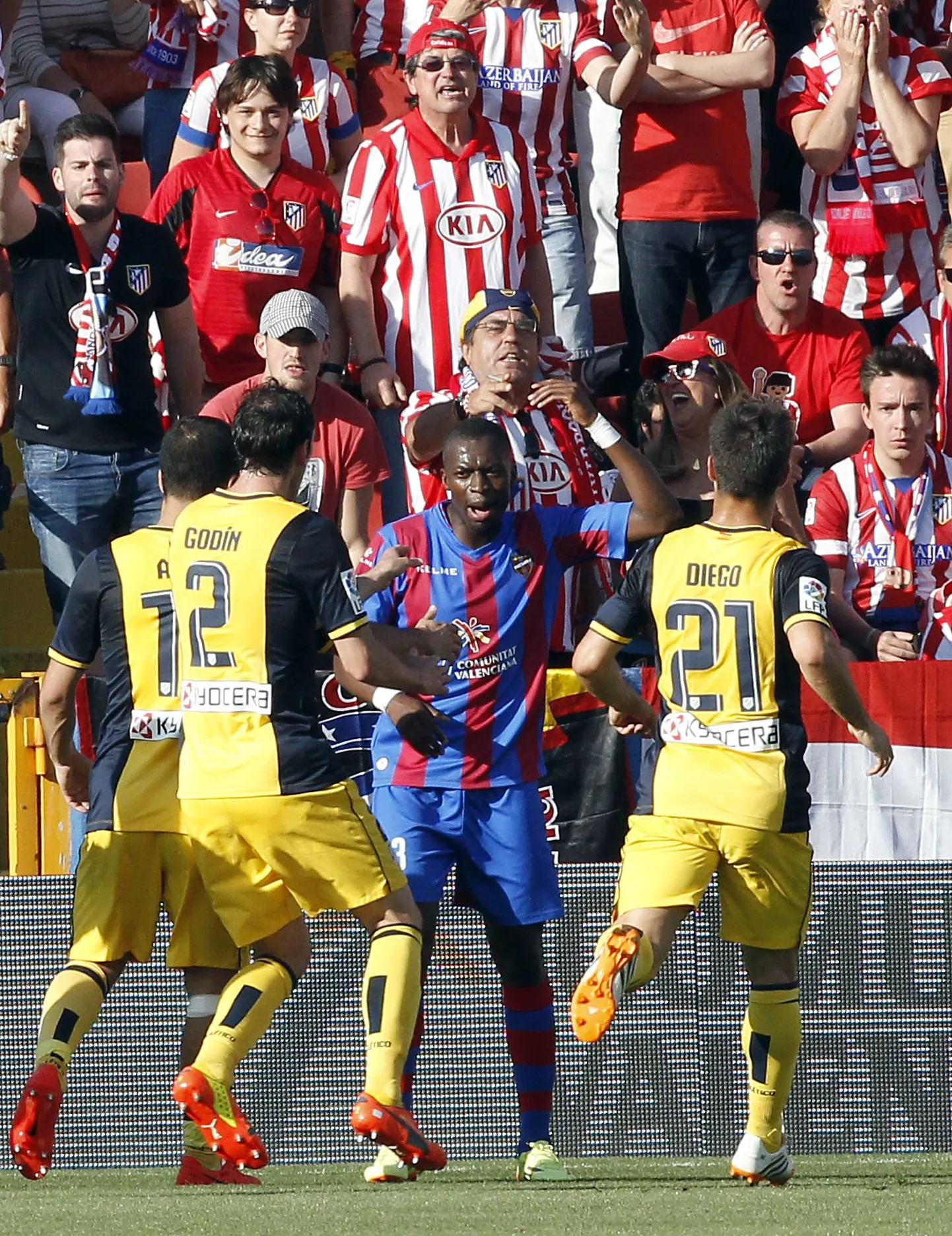 Pape Diop (keskel).