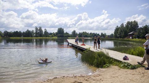 Järvevee temperatuur meelitab juba ujuma