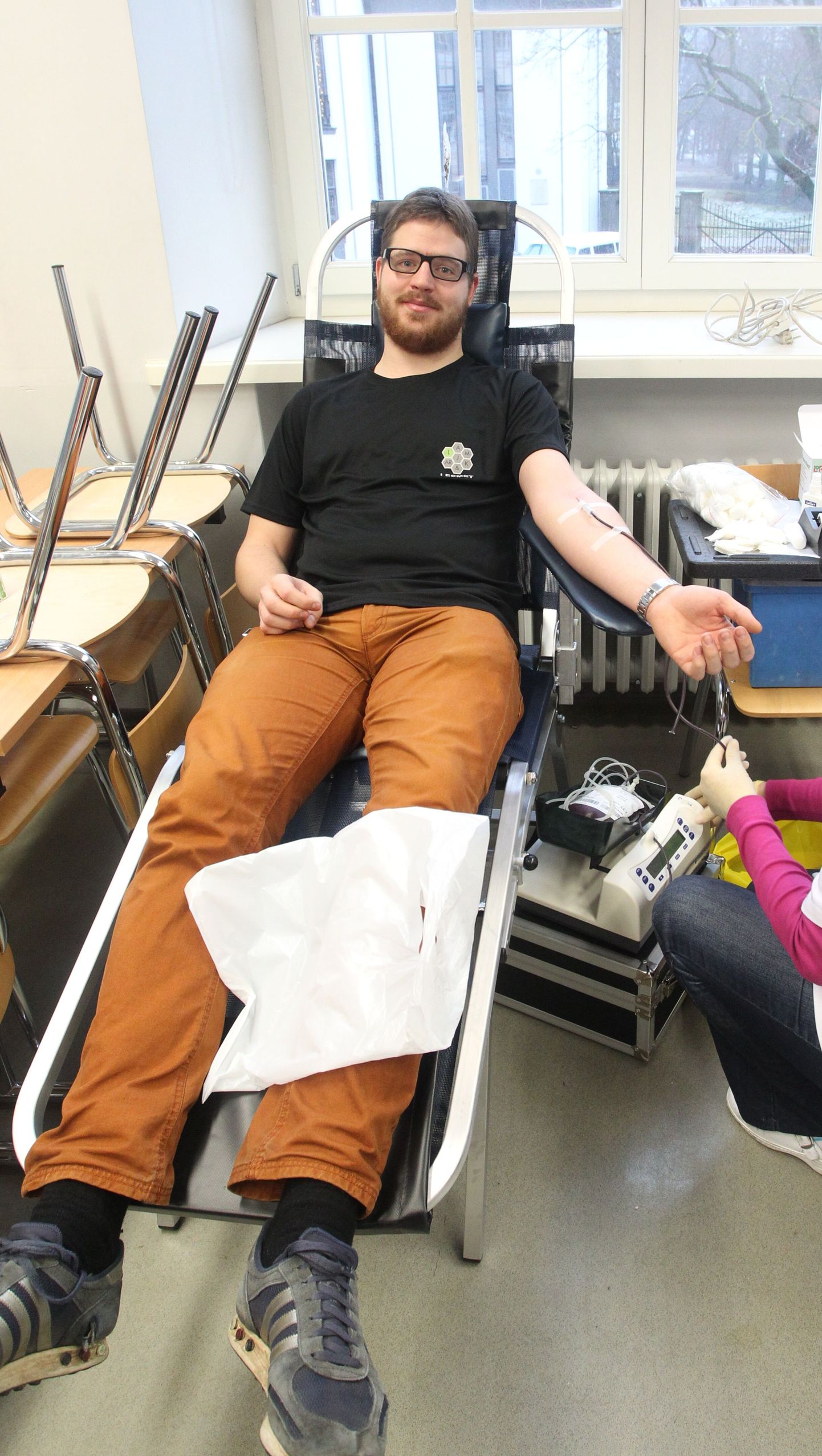 LOTE-teaduskonna üliõpilane Leemet Samel andis verd juba kümnendat korda. Info tänase vereloovutamise kohta leidis ta Facebookist.
