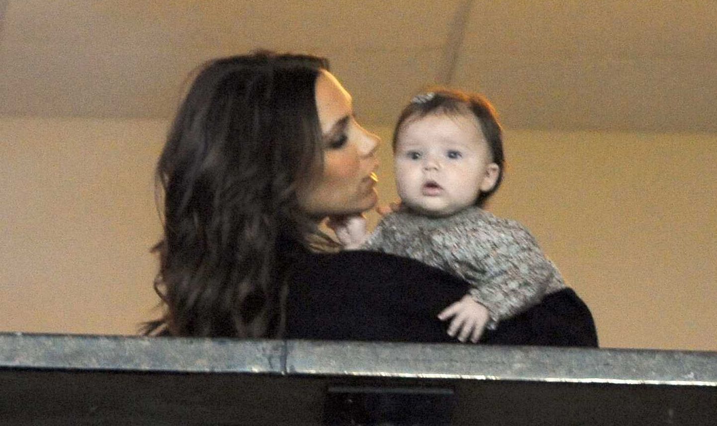 Victoria Beckham ja tütar Harper Seven (6. november 2011)