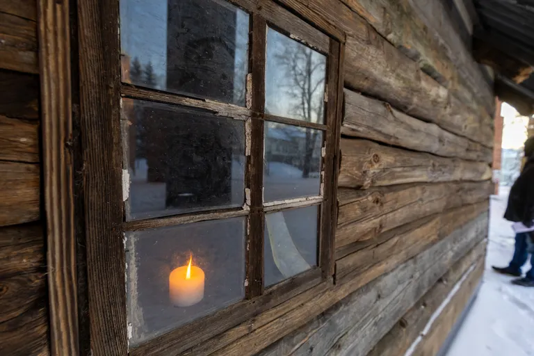 Saunas on süüdatud küünal.