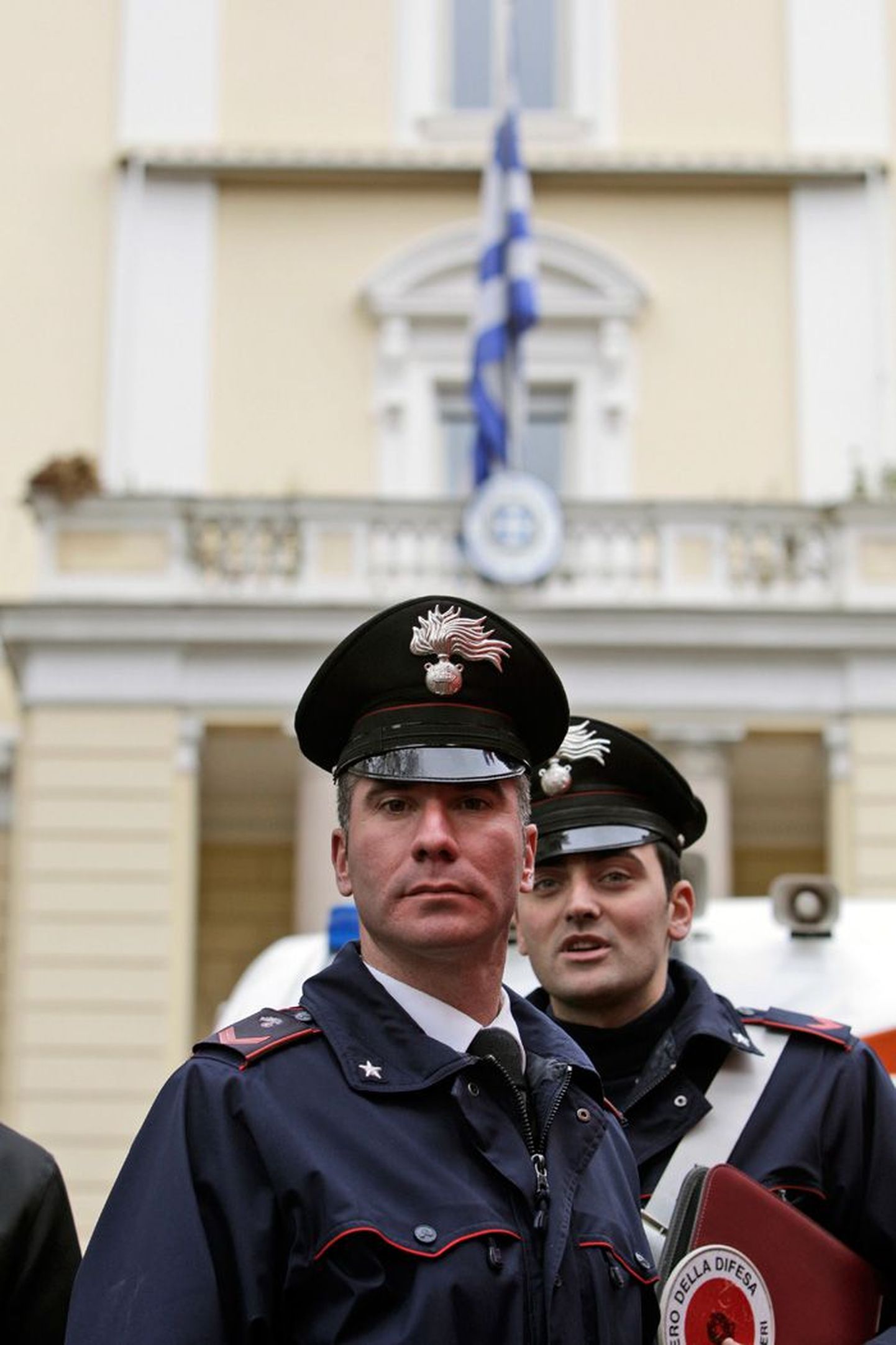 Itaalia karabinjeerid Roomas Kreeka saatkonna ees, kust üleeile leitud pakipommi tõttu suleti mitu välisesindust.