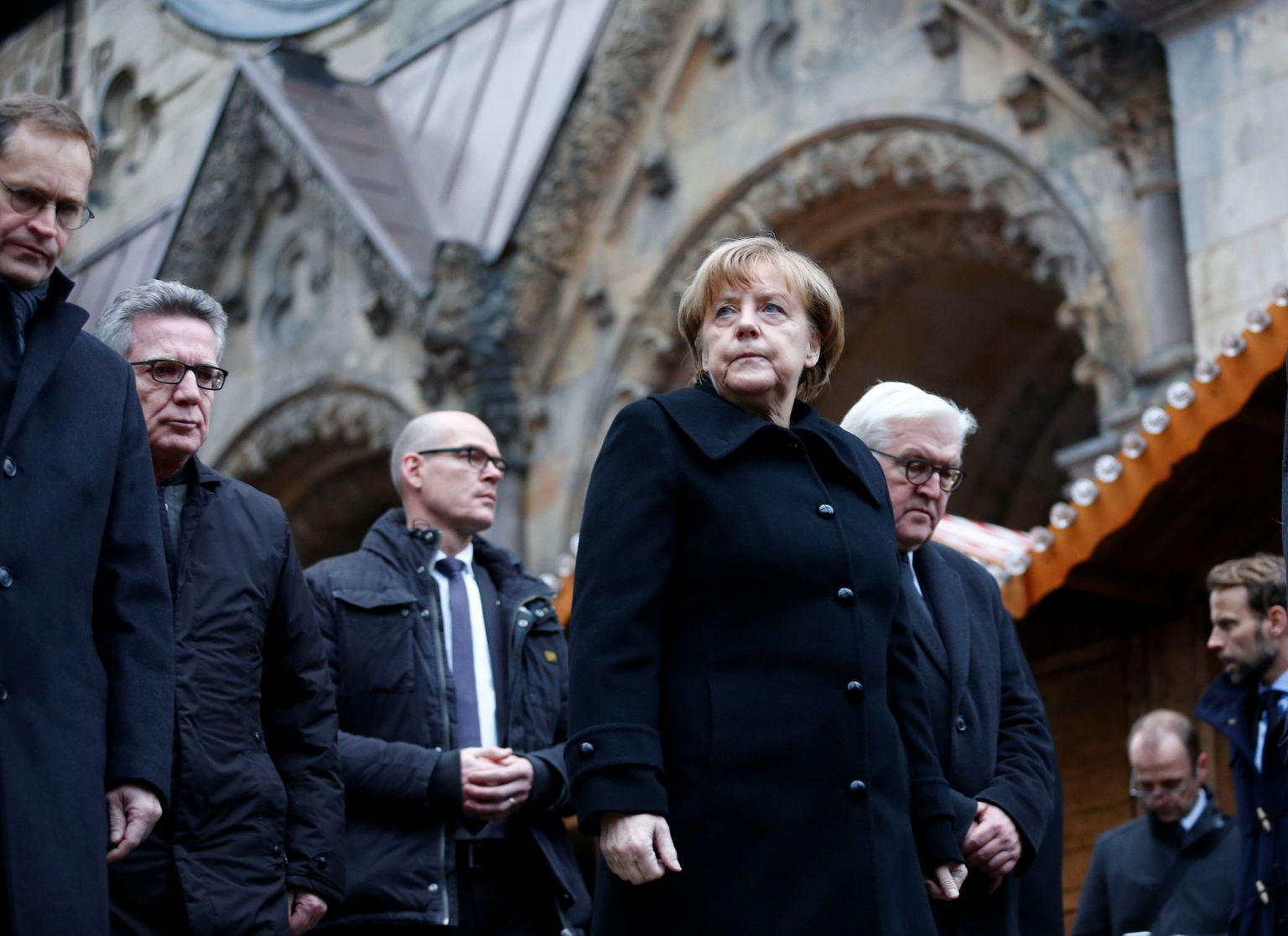 Saksamaa liidukantsler Angela Merkel ja riigi välisminister Frank-Walter Steinmeier eile Berliinis teel jõuluturu suunas.