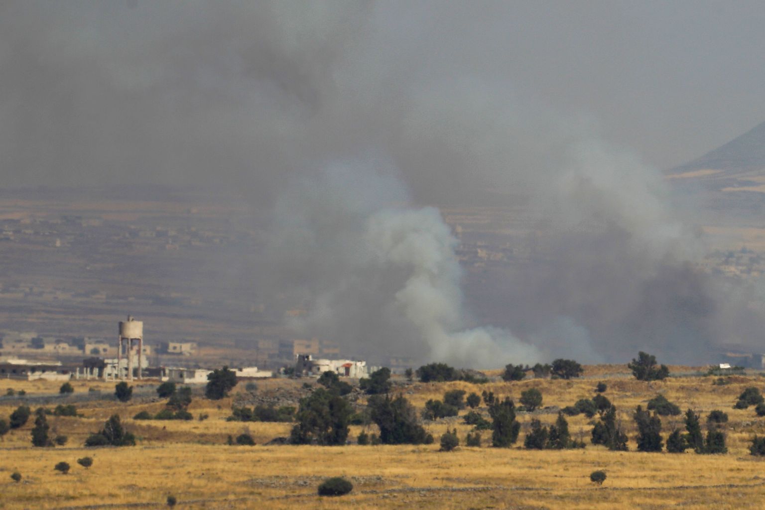 Süüria poolelt tõusev suits Golani kõrgendikel.