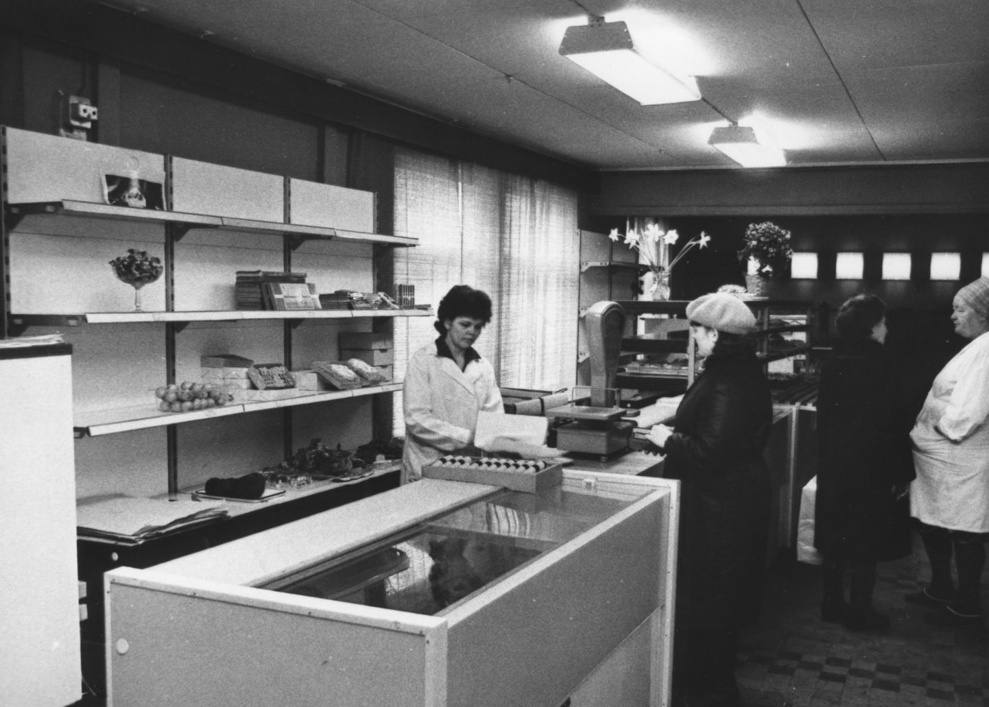 Tüüpiline nõukogudeaegne toidupood (fotol üks Elva kauplustest 1985. aastal). Seda muret küll polnud, et kaup riiulitele ära ei mahu.