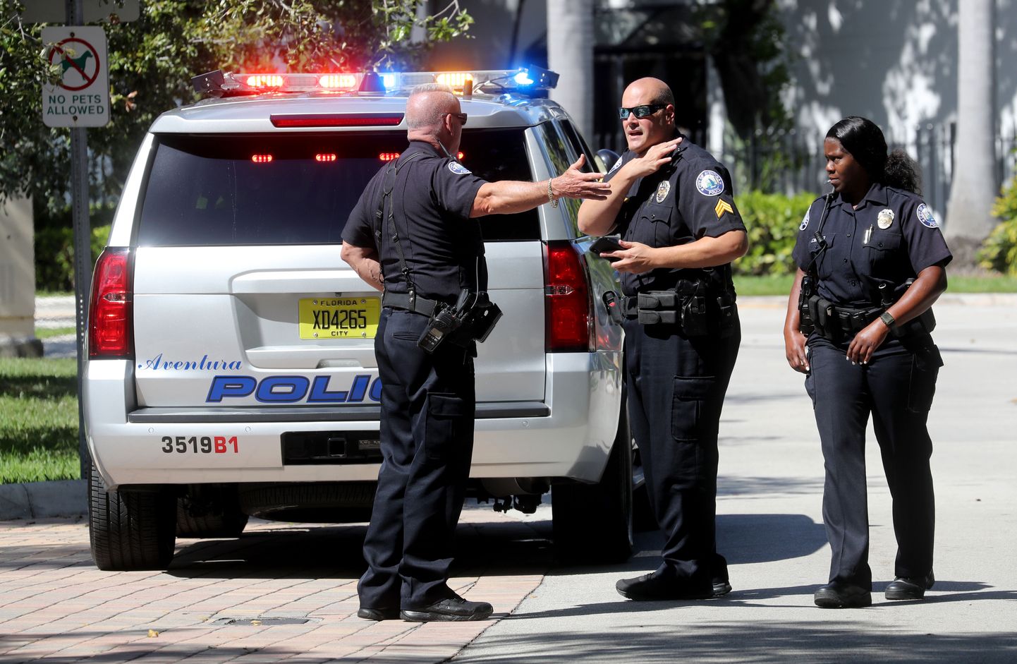 Politseinikud Floridas Aventura pommide saatmises kahtlustatava Cesar Sayoci ema kodu juures.
