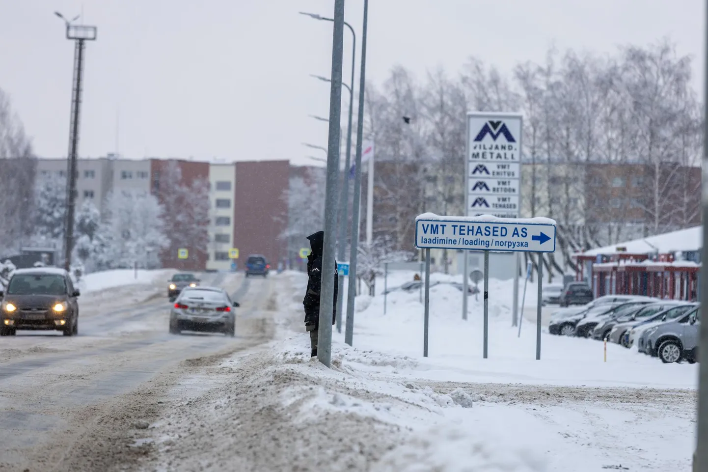 Reinu teel tuleb jalakäijal Würthist Espakini kõndida autoteed mööda.